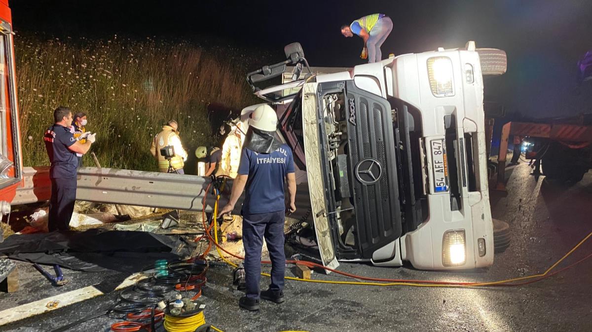 Kuzey Marmara Otoyolu'nda tr devrildi: 2 l