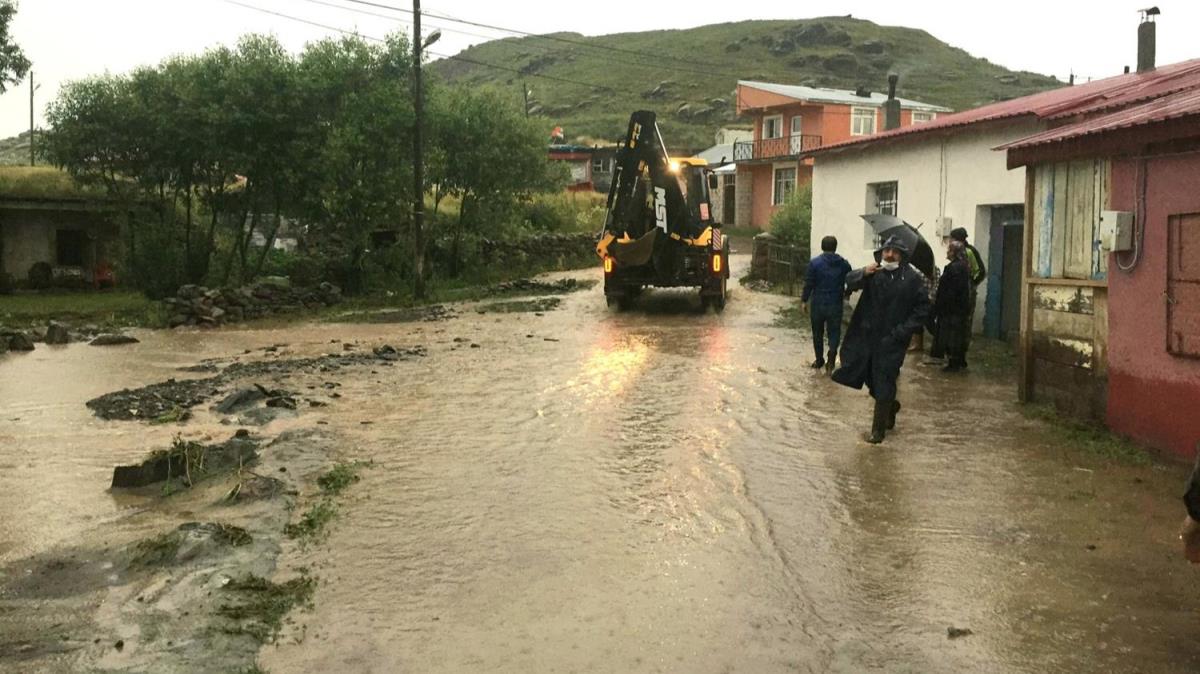 Ardahan'da sel; evleri su bast