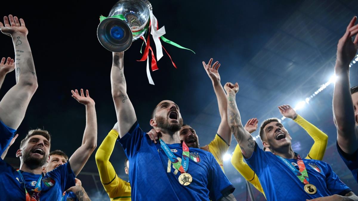 EURO 2020 ampiyonu talya Roma'da taraftarlaryla bulutu