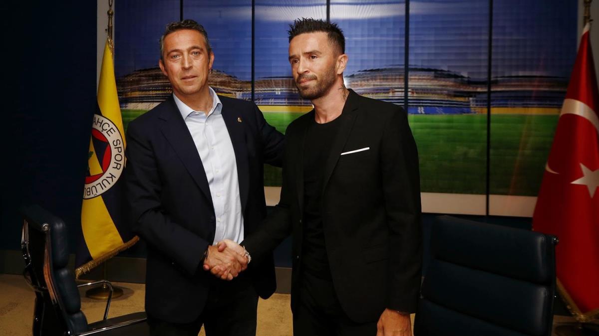 Fenerbahe resmen duyurdu! Yldz futbolcuyla yollar ayrld