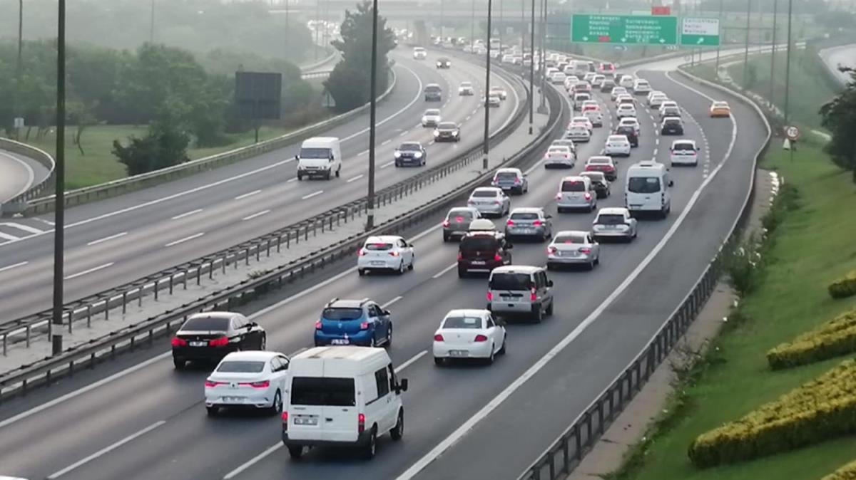 stanbul'da bayram ncesi trafik younluu
