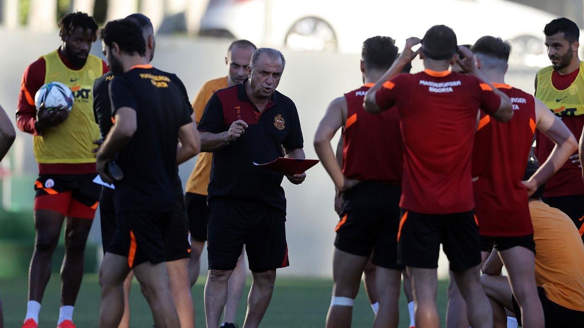 Galatasaray'da iki futbolcunun Kovid-19 testi pozitif kt