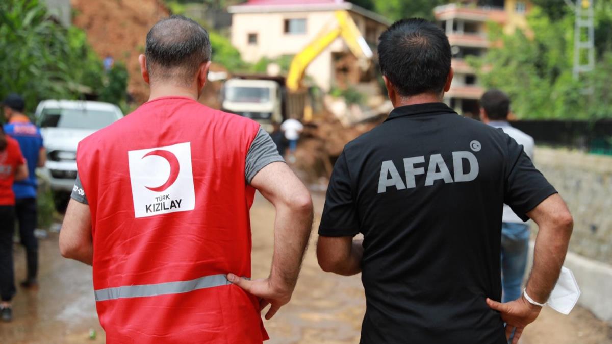 Kzlay, Rize'deki sel felaketinden etkilenenlere yardm elini uzatyor