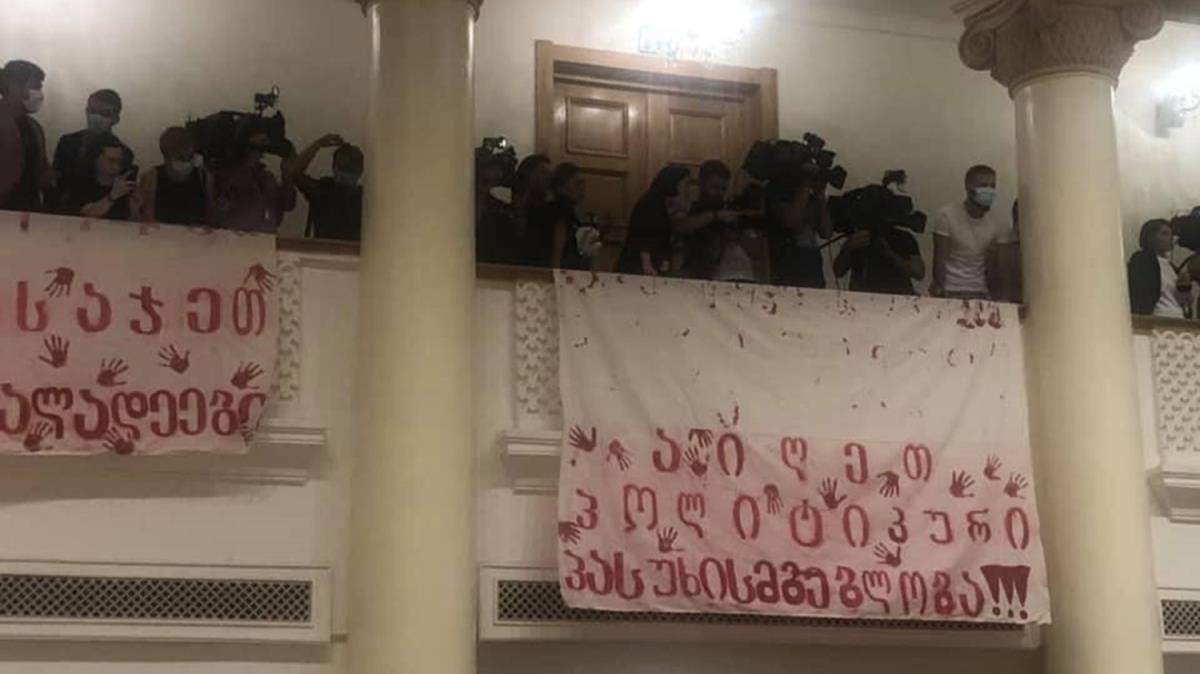 Grcistan'da basn mensuplarnn protestosu parlamentoda oturumun iptal edilmesine neden oldu