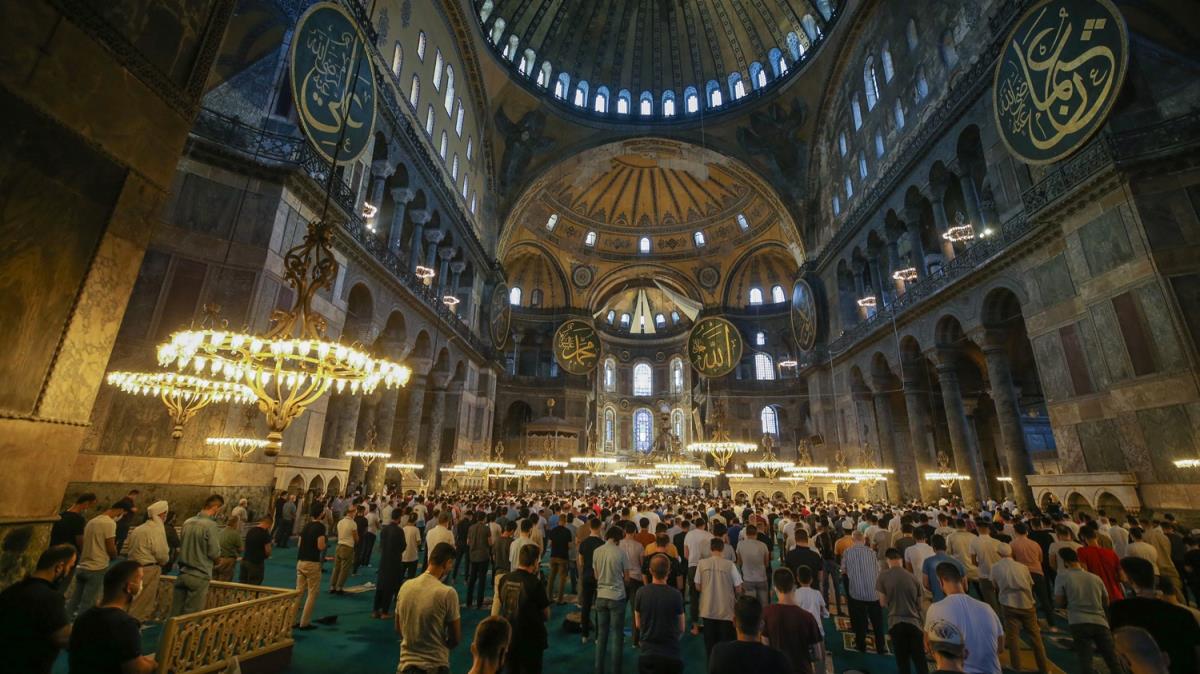 Ayasofya-i Kebir Cami-i erifi'nde ikinci kez Kurban Bayram namaz eda edildi