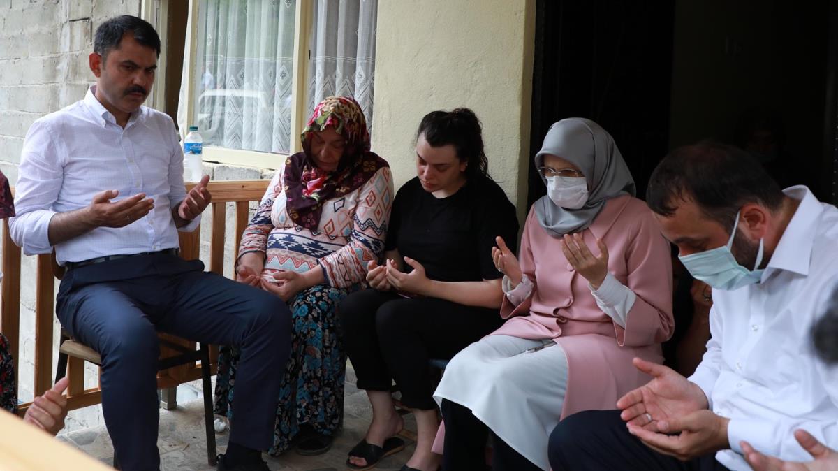Bakan Kurum, Rize'de heyelanda hayatn kaybedenlerle kaybolan kiinin ailesini ziyaret etti 