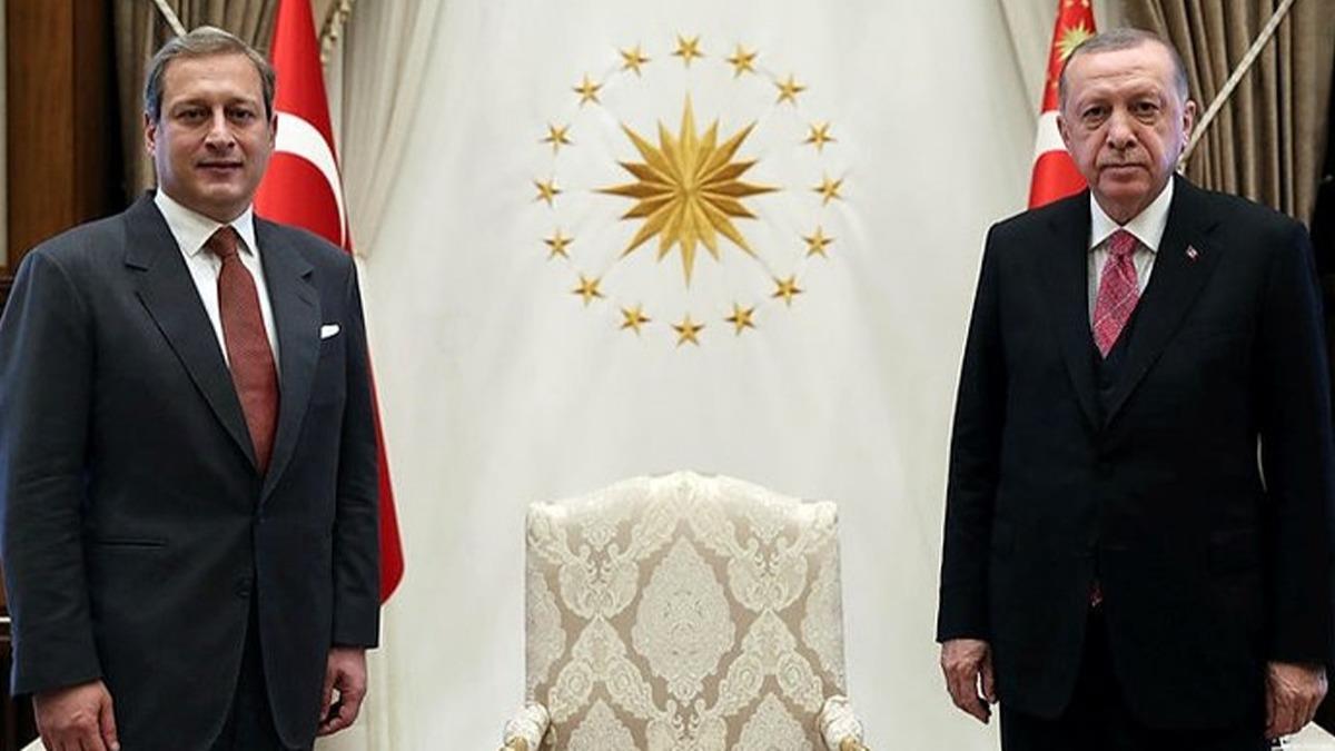 Cumhurbakan Erdoan, Burak Elmas ve Fatih Terim ile grerek Galatasaray'a baarlar diledi