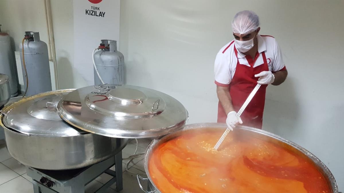 Trk Kzlay sel maduru vatandalara yardmlarn srdryor