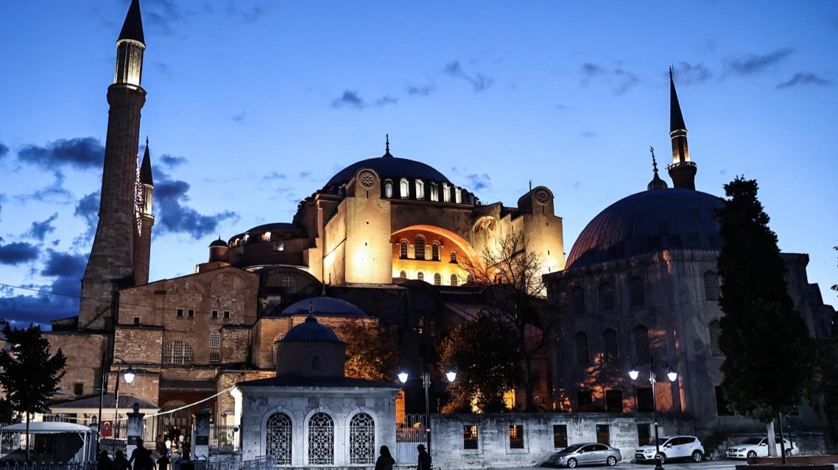 Ayasofya-i Kebir Cami-i erifi'nin ibadete almasnn zerinden bir yl geti