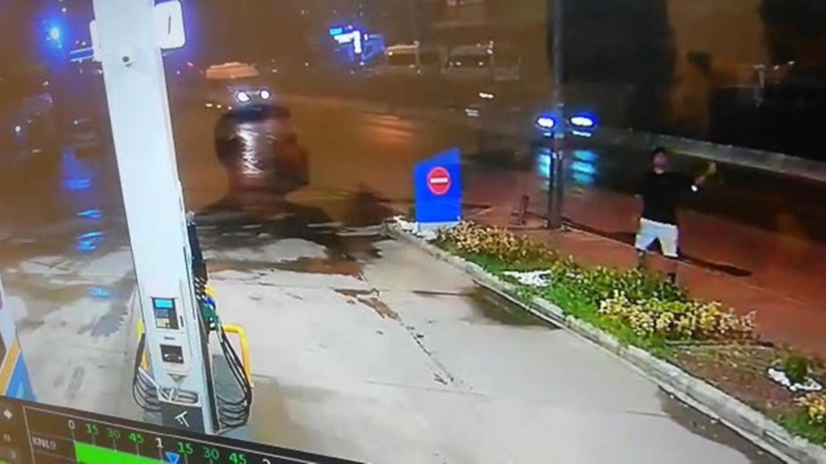 Akaryakt istasyonuna atlan oyuncak el bombas panie neden oldu