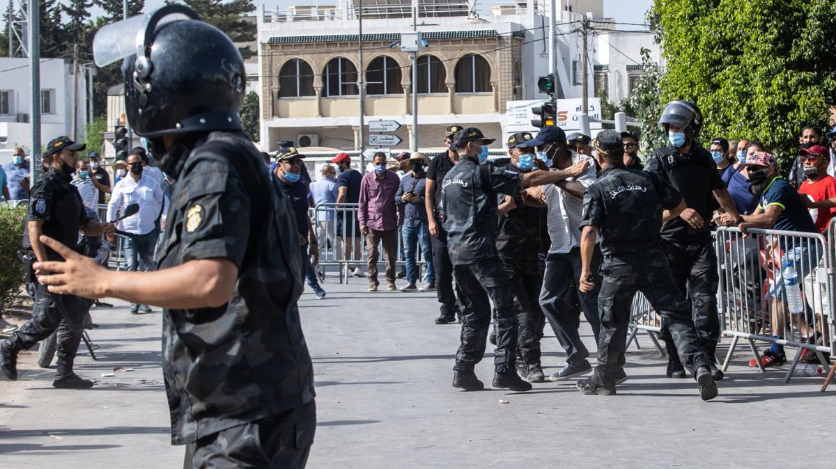 Dnya Mslman Alimler Birliinden Tunus'taki darbeye tepki: Dinen ve ahlaken caiz deil