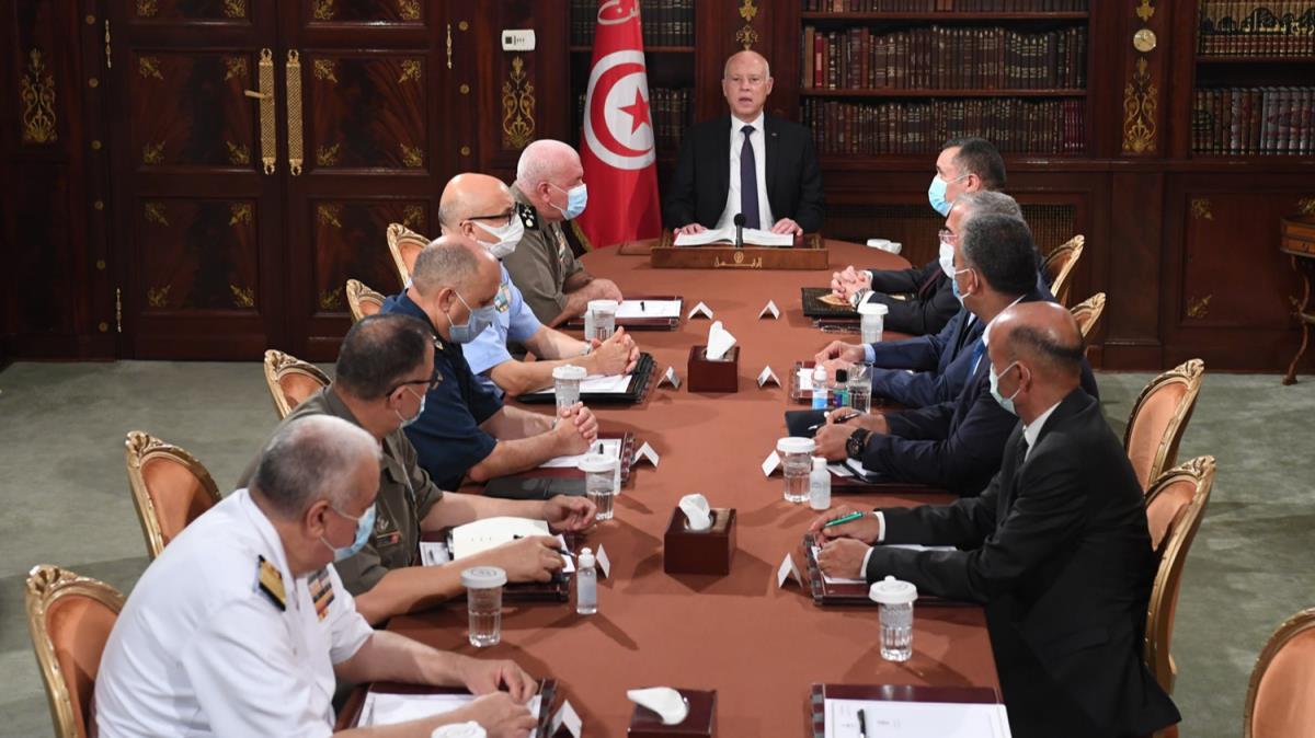 Tunus Cumhurbakan, Babakan, Savunma ve Adalet Bakanlarn grevden ald