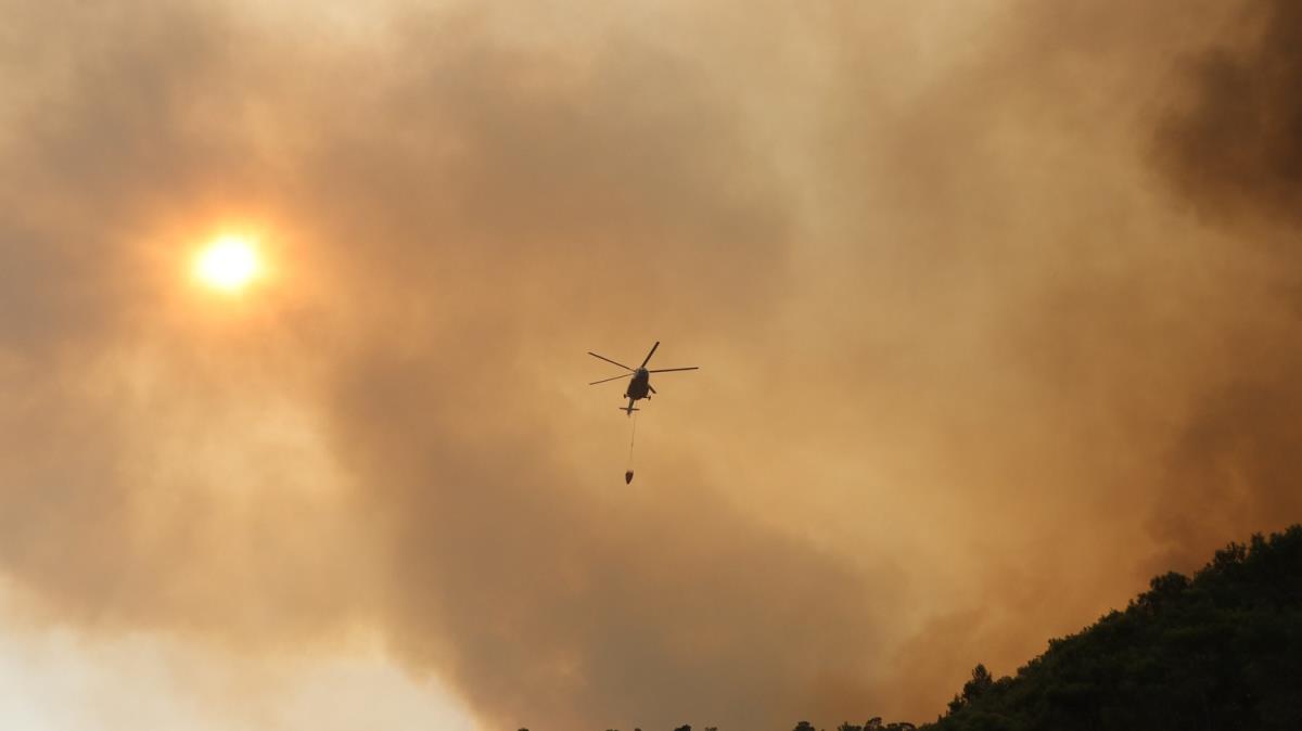 Marmaris'te kan orman yangnna 6 helikopter, 14 arazz ve 135 iiyle mdahale ediliyor 