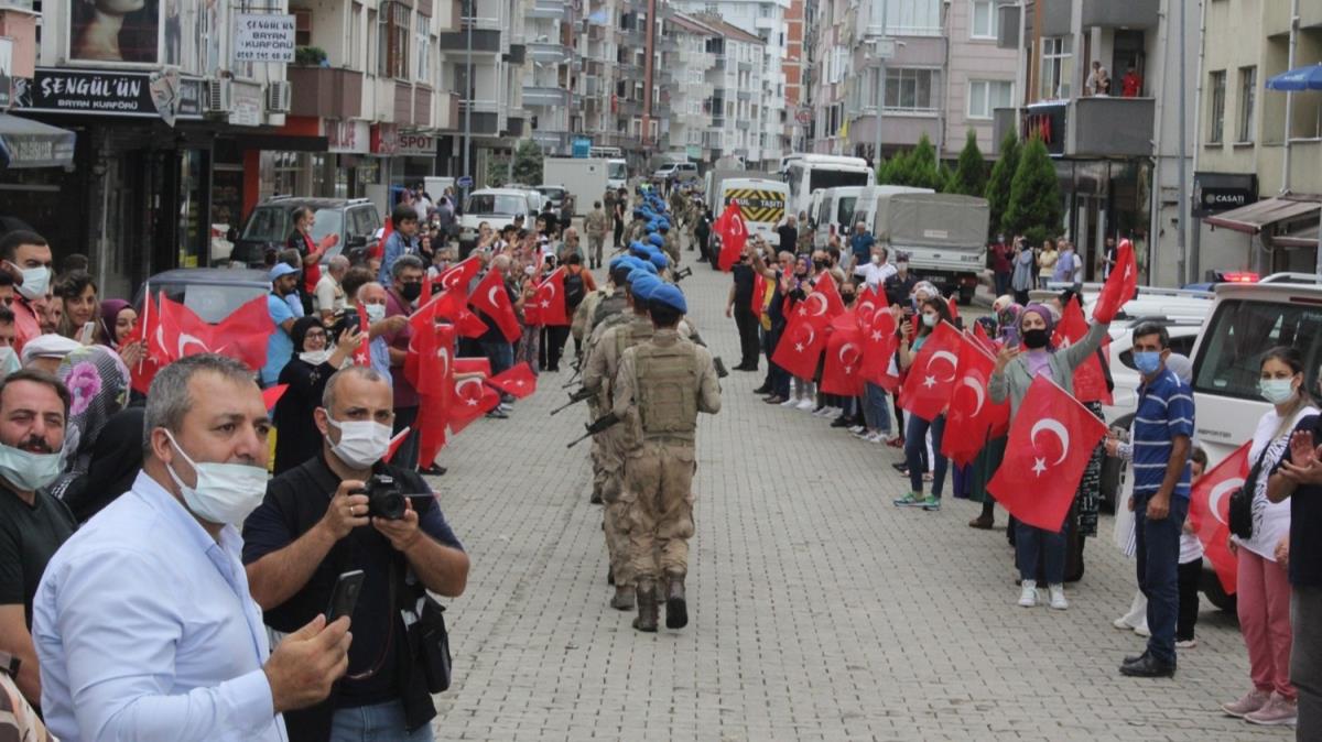 Selde grev yapan jandarmalar ileden bayraklarla uurland: Ayanza ta demesin
