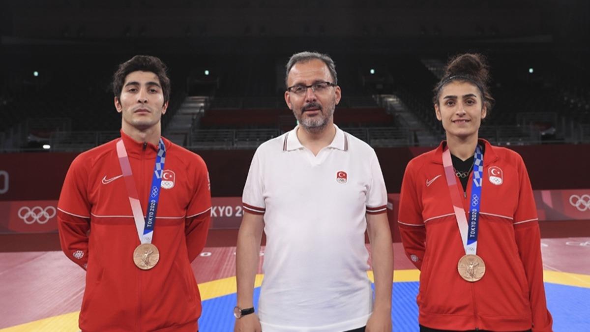 Hakan Reber ve Hatice Kbra lgn Tokyo'dan madalya ile dnmenin sevincini yayor