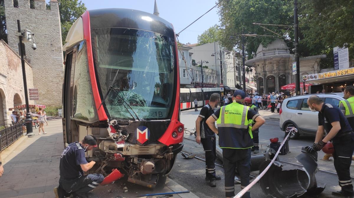Fatih'te raydan kan tramvay elektrik direine arpt