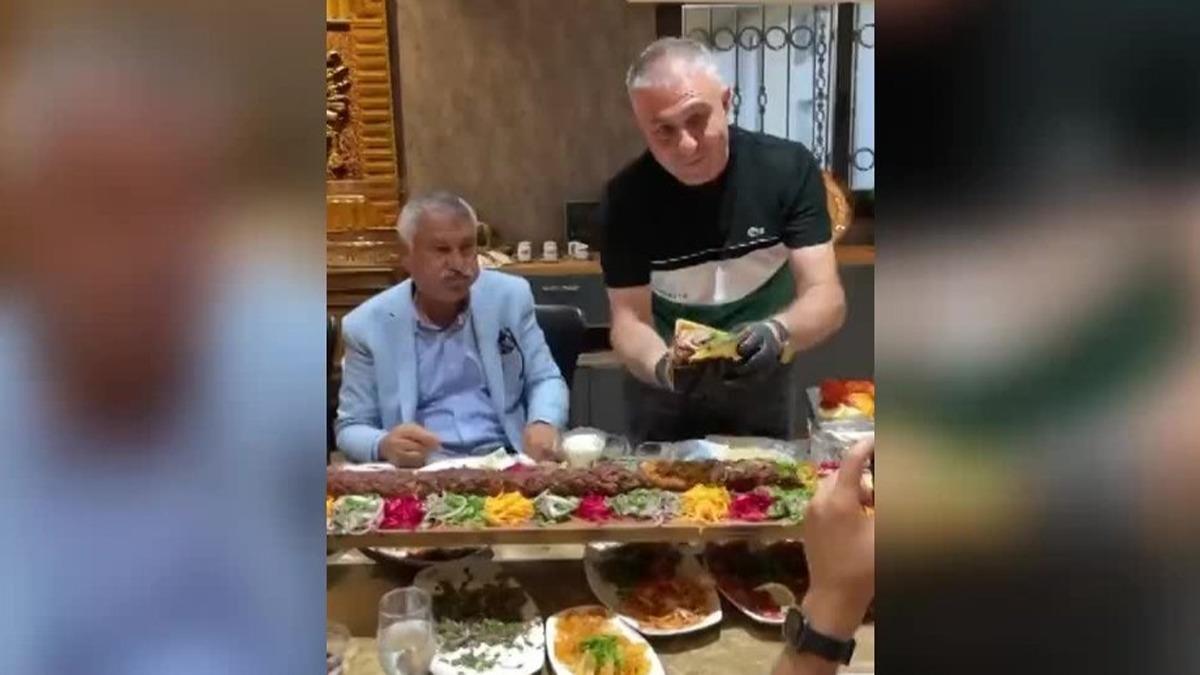 Adana yanarken Zeydan Karalar ziyafet masasnda