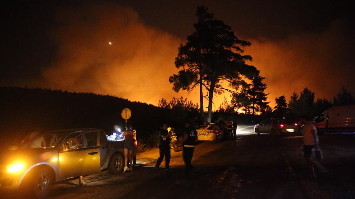 Milas'ta balayp Bodrum ilesine srayan orman yangn yerleim yerlerini tehdit ediyor