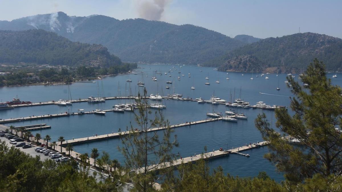 Alevlerin ilerledii marinadaki yatlar ve tekneler aa demirledi