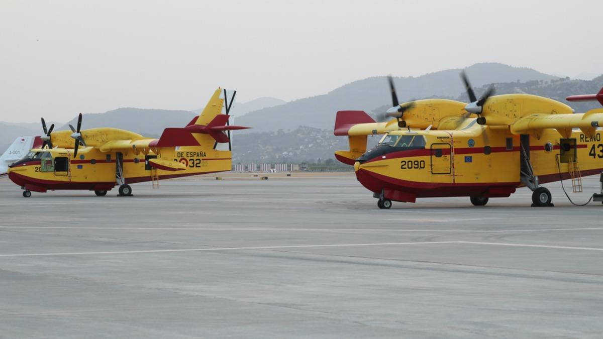 Alevlere kar zamanla yaran uak pilotlarnn zorlu mesaisi balad