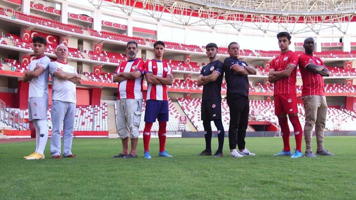 Antalyaspor yeni sezon ncesi formalarn tantt
