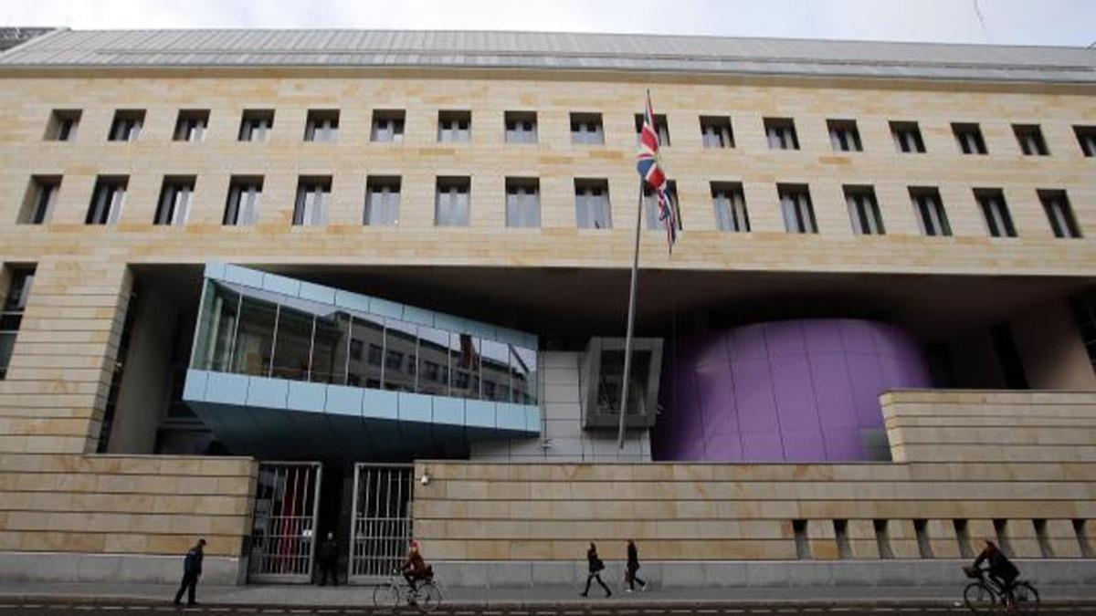 ngiltere'nin Berlin Bykelilii alan, Rusya'ya ajanlk yapt sulamasyla yakaland