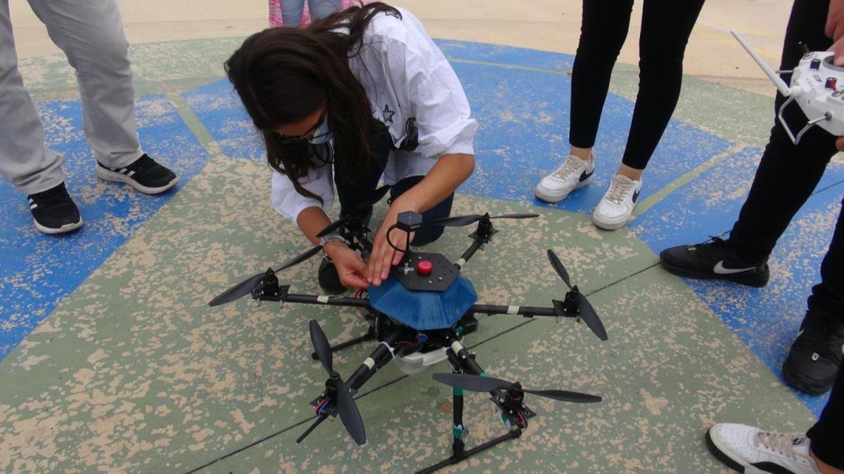 Kz meslek lisesi rencileri tarafndan tasarland: Yangn sndrme dronu