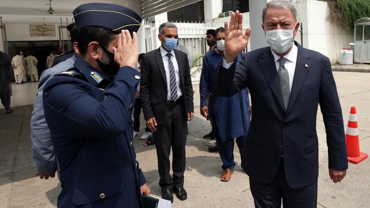Milli Savunma Bakan Hulusi Akar Pakistan Babakan mran Han  ile grt