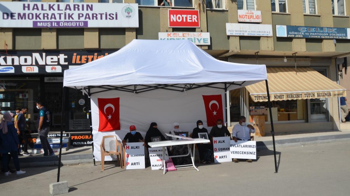 Mu'ta ocuklar PKK'l terristlerce daa karlan aileler HDP binas nnde eylem yapt 