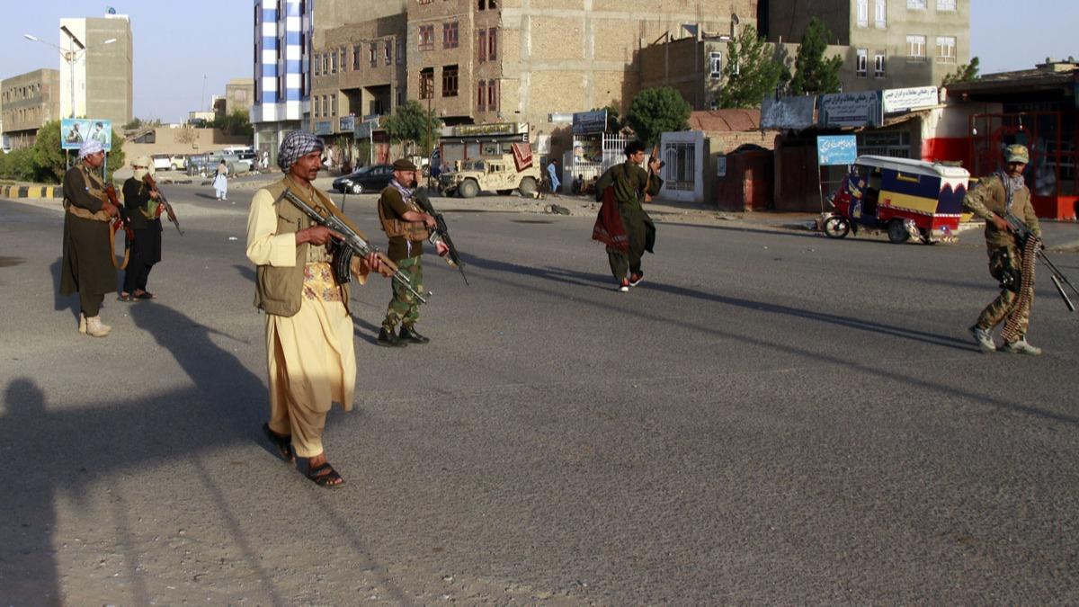 Afganistan'da Taliban ilk kez bir kolordu komutanln ele geirdi