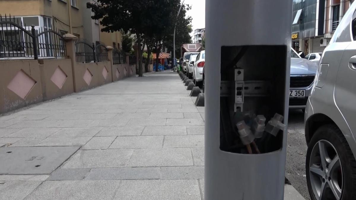 Aklalmaz olay! Aydnlatma direklerinin kapaklarn aldlar