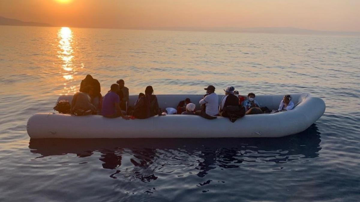 anakkale'de botlar srklenen yabanc uyruklular, sahil gvenlik kurtard