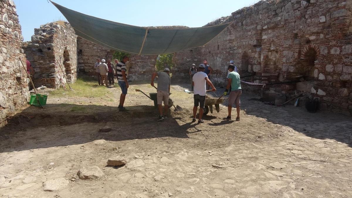 Magnesia Antik Kenti'nde heyecanlandran keif: Mihrab ve zemini ortaya karld