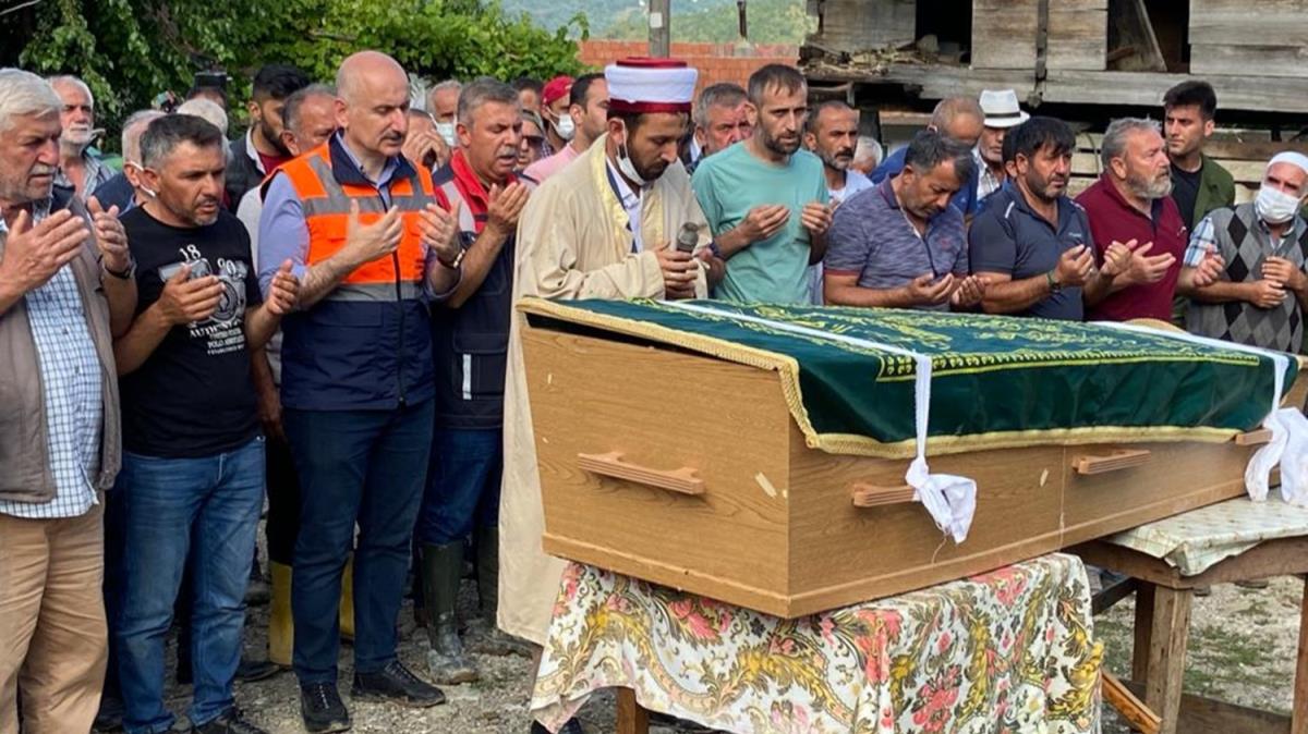 Ulatrma ve Altyap Bakan Karaismailolu, selde hayatn kaybeden Karadeniz'in cenaze trenine katld 
