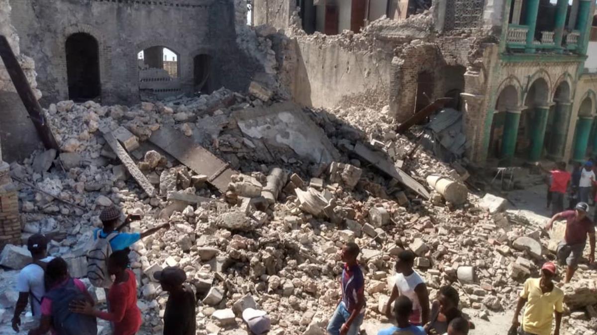 Haiti aklarnda meydana gelen depremde lenlerin says 1297'ye ykseldi