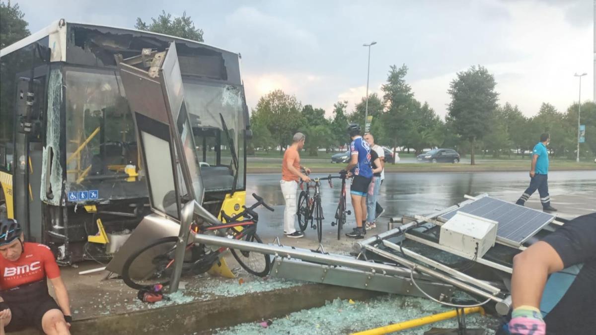 Kartal'da ETT otobs bisikletlilere arpt