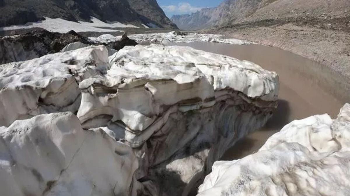Hakkari'deki Trkiye'nin en byk vadi buzulu kresel snma nedeniyle eriyor