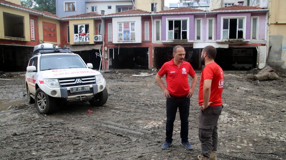 Kastamonu'nun Bozkurt ilesine ilk ulaan salk ekipleri, 17 kiiyi kurtard