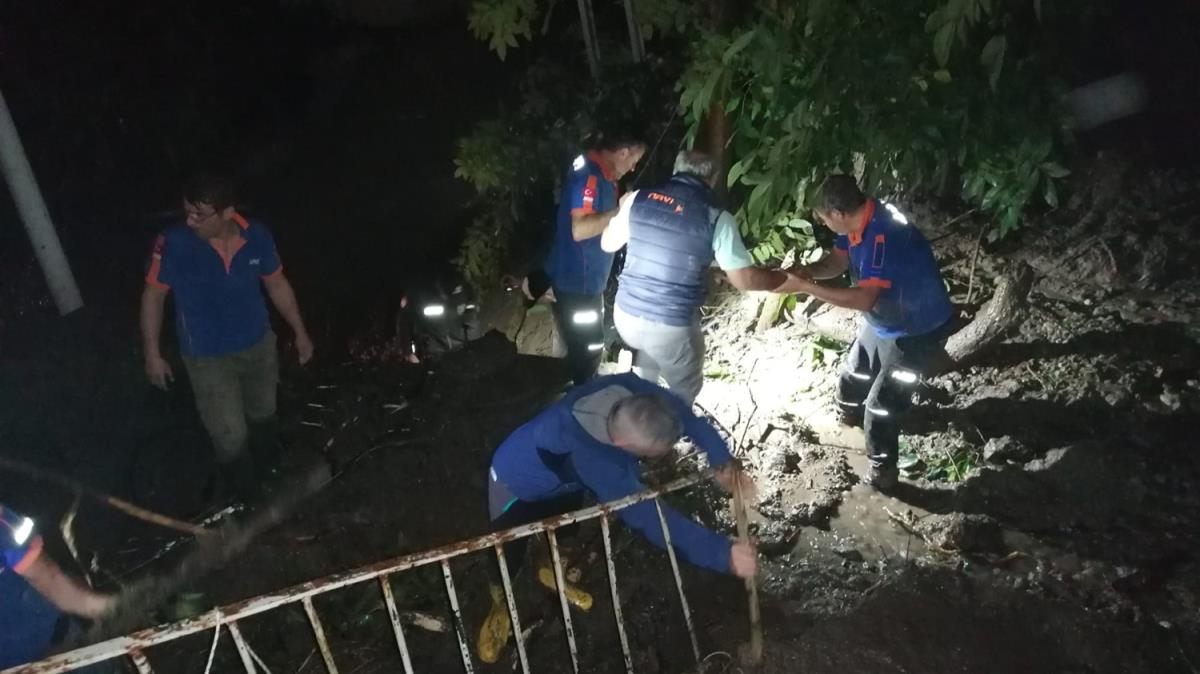 Rize'de toprak kaymas meydan geldi 