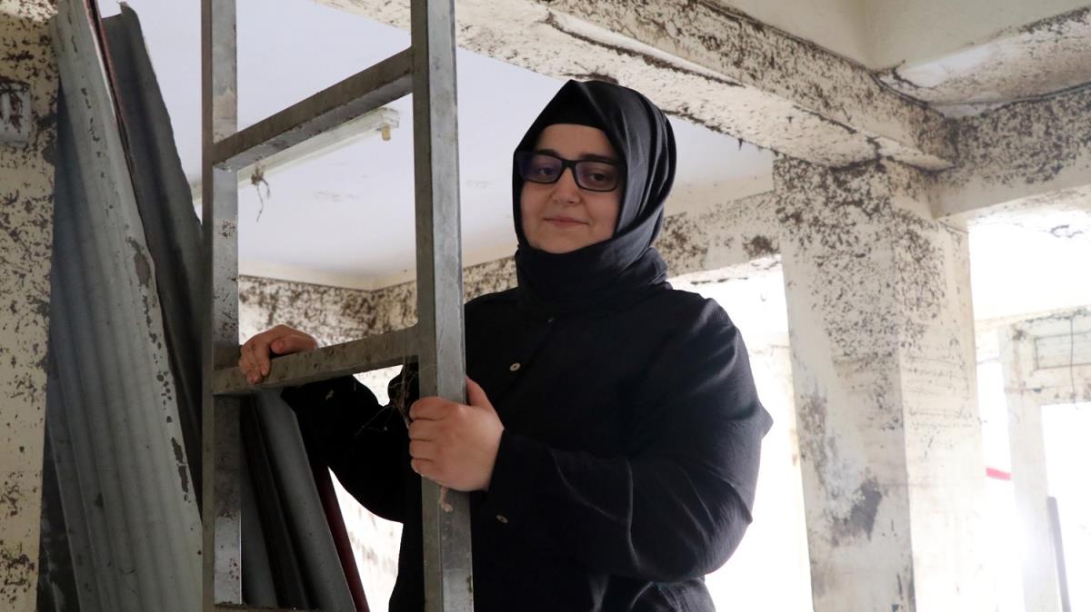 19 yandaki Elif sel sulara kaplmaktan  seyyar merdiven sayesinde kurtuldu