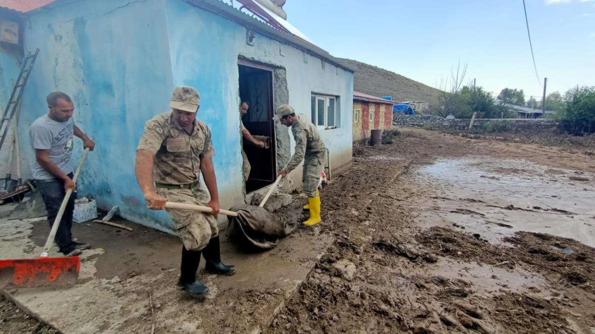 Kars'ta selin izleri siliniyor