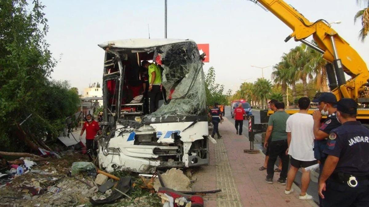 Mersin'de yolcu otobs devrildi: 33 yaral 