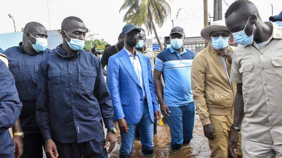 Senegal ileri Bakan Diome'dan Dakar'da sel felaketinin yaand banliylere ziyaret