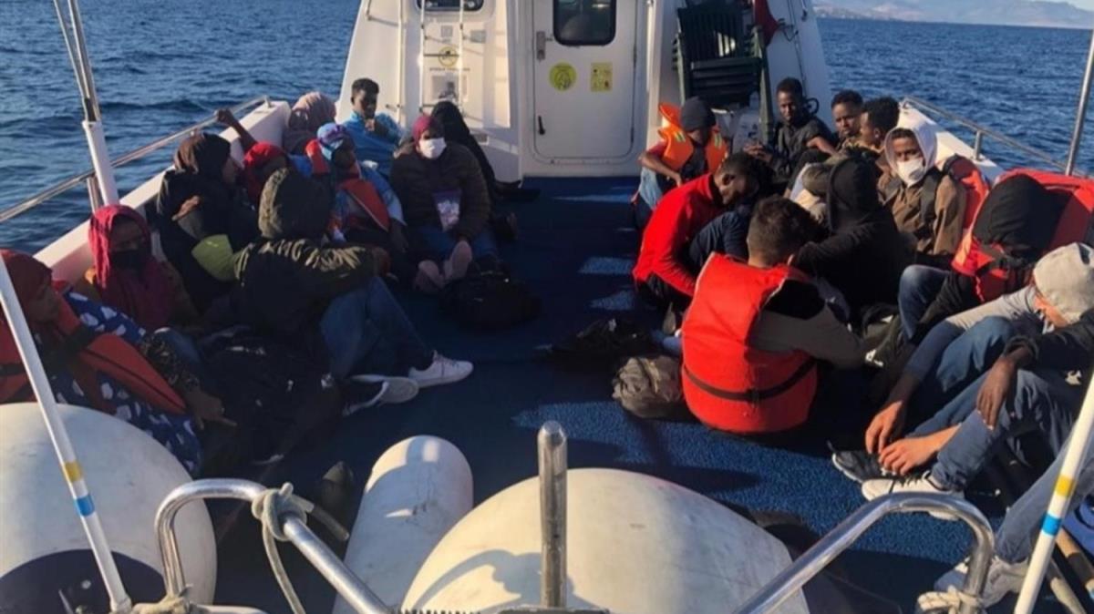 Ayvack aklarnda Yunanistan'n lme terk ettii 52 kaak gmen kurtarld