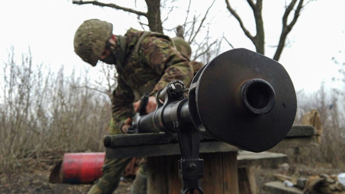 Donbas'ta Rusya yanls ayrlklarn saldrsnda bir Ukrayna askeri ld