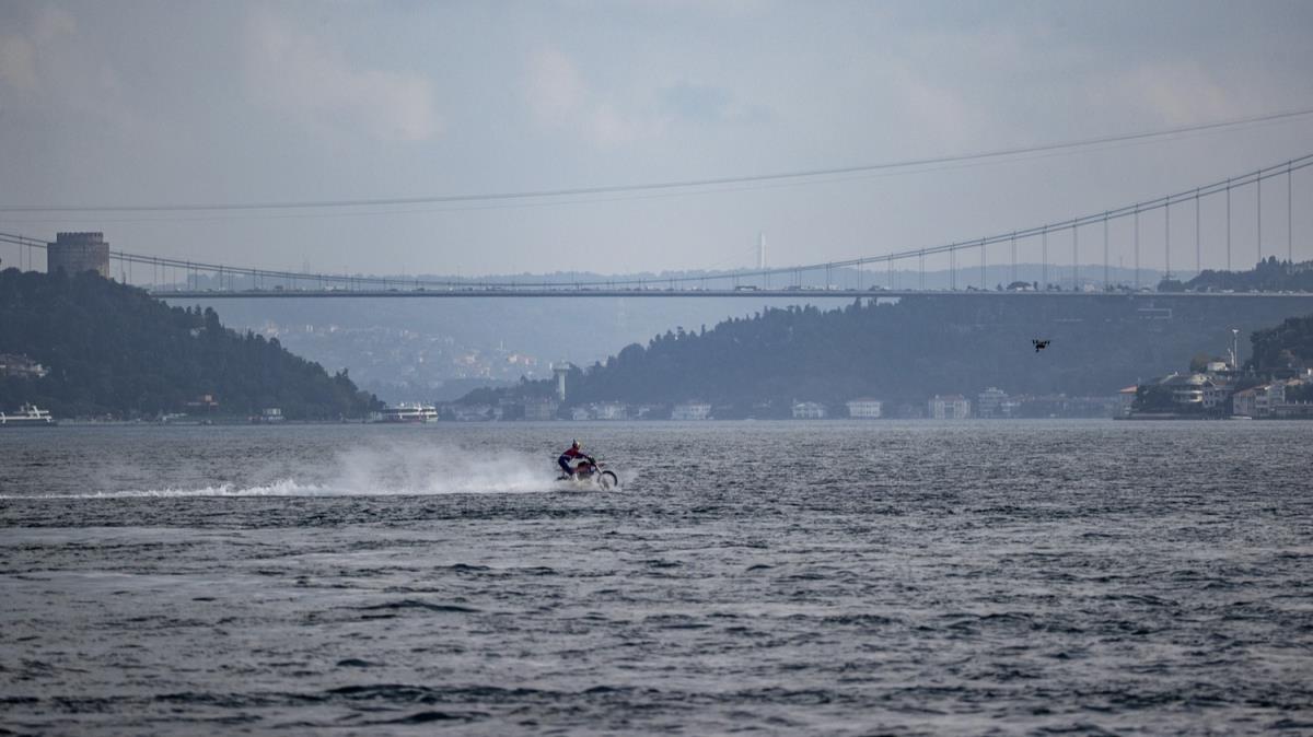 zel yapm motosikletiyle su zerinde stanbul Boaz'n geti