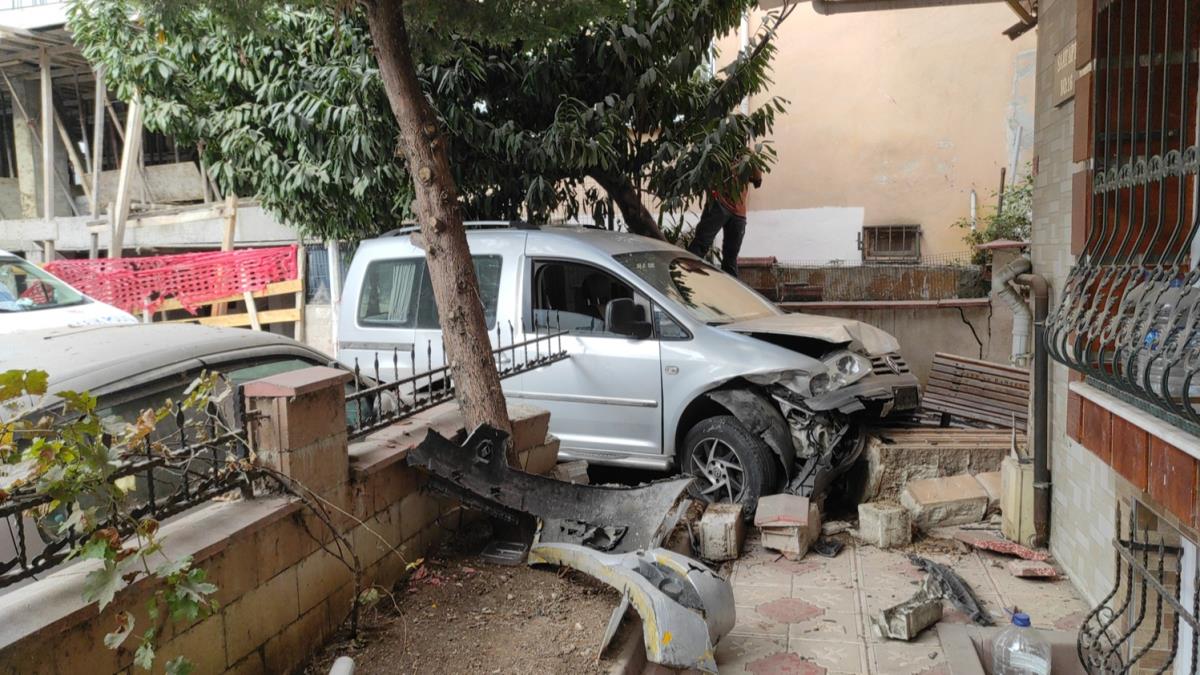 ''ocuklarla biraz heyecan yaayalm'' dedi otomobil apartmann bahesine girdi