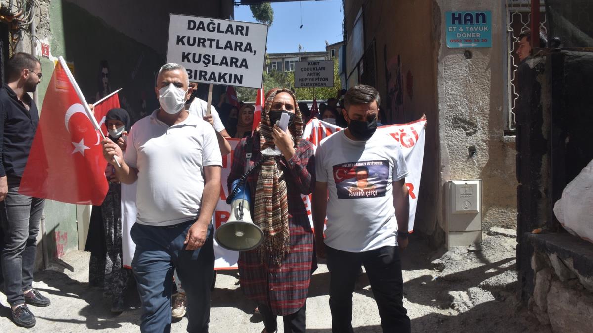 Evlatlarna kavumak isteyen aileler Hakkari'de HDP l Bakanl nnde eylem yapt