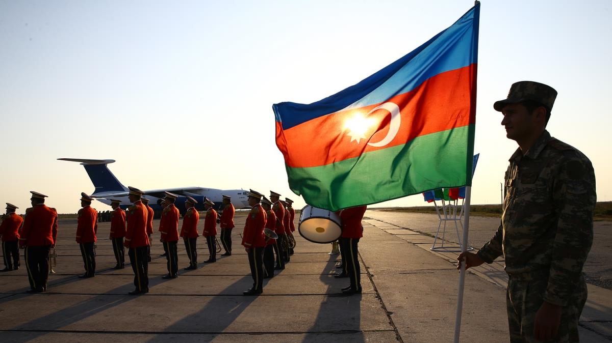 Kabil'de grev yapan Azerbaycan askerleri yurda dn yapt