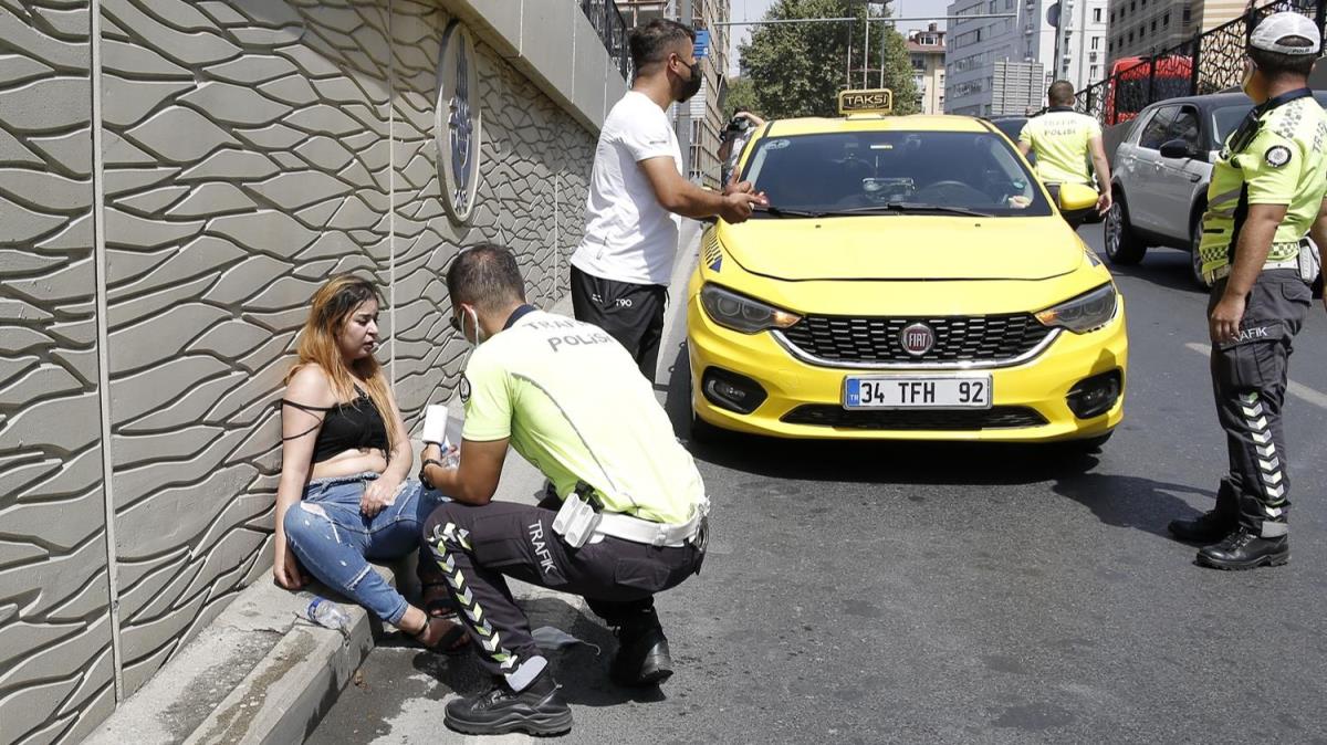 Taksim'de sinir krizi geiren turist kadn, bindii taksiyi yumruklayp tekme att